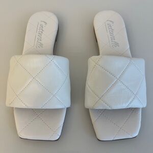 L’intervalle White Quilted Slide Sandals